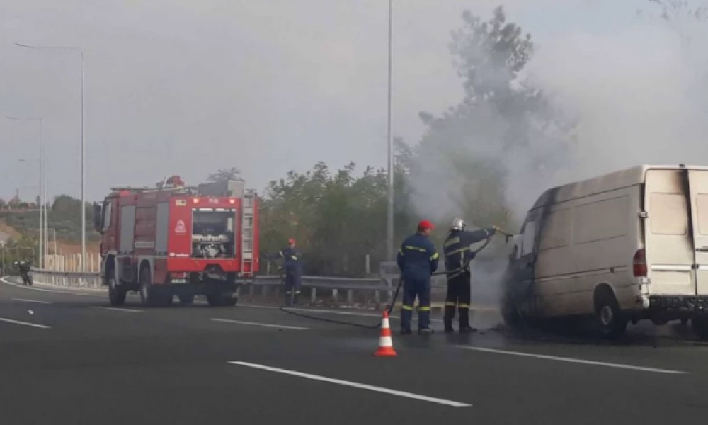 Συναγερμός για φορτηγάκι που άρπαξε φωτιά στην εθνική οδό